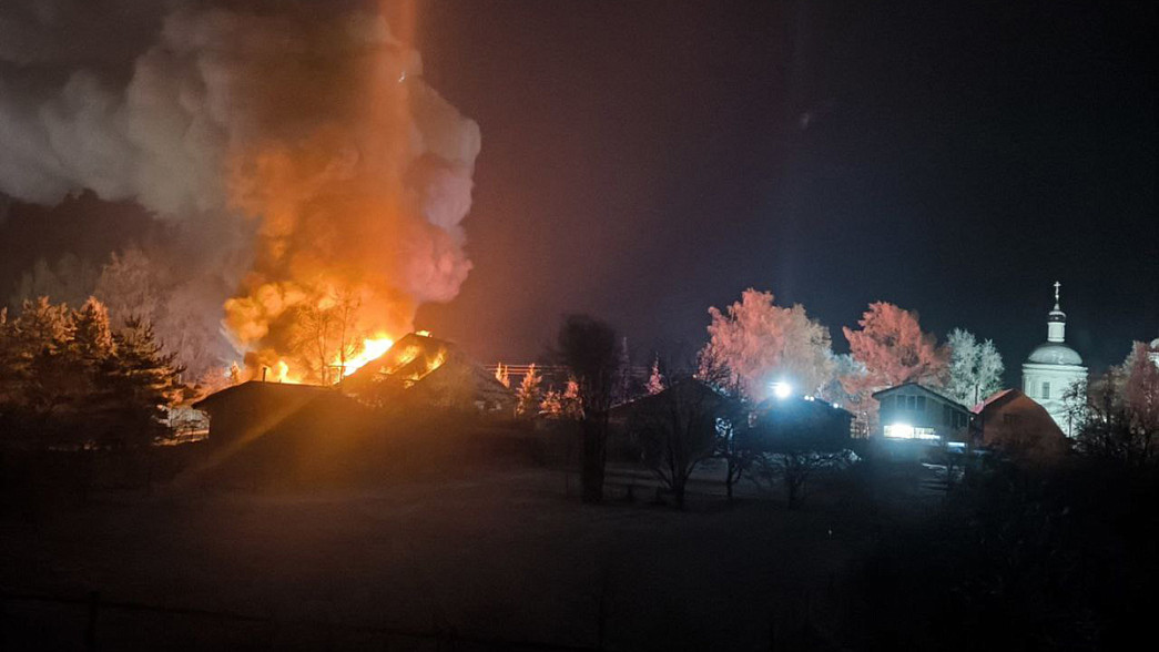 Пожарный водовоз не смог въехать в обледенелую гору к горящему дому